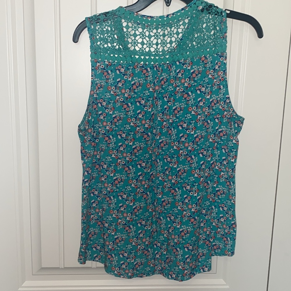 Market & Spruce Top! - Picture 4 of 4